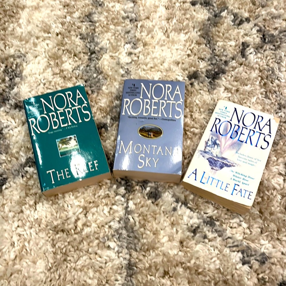 Nora Roberts Book Set 📚